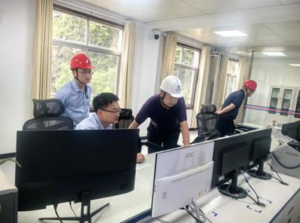 公司辅导在防汛一线轮流带班值守