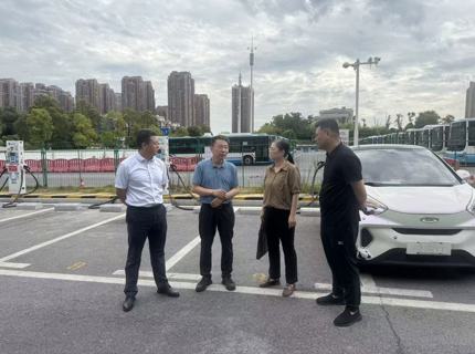 徐磊调研公司电动汽车充电站